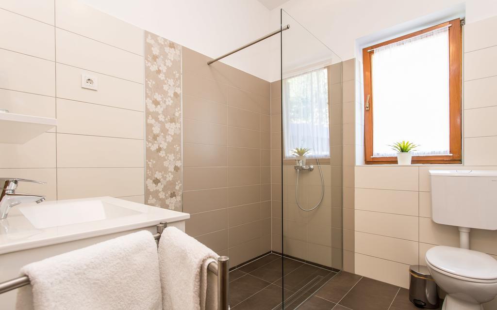 Apartments Frgacic Baska  Bagian luar foto